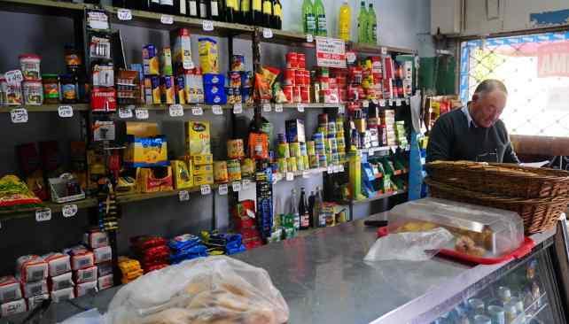 Interior de un almacén con mercadería y mostrador