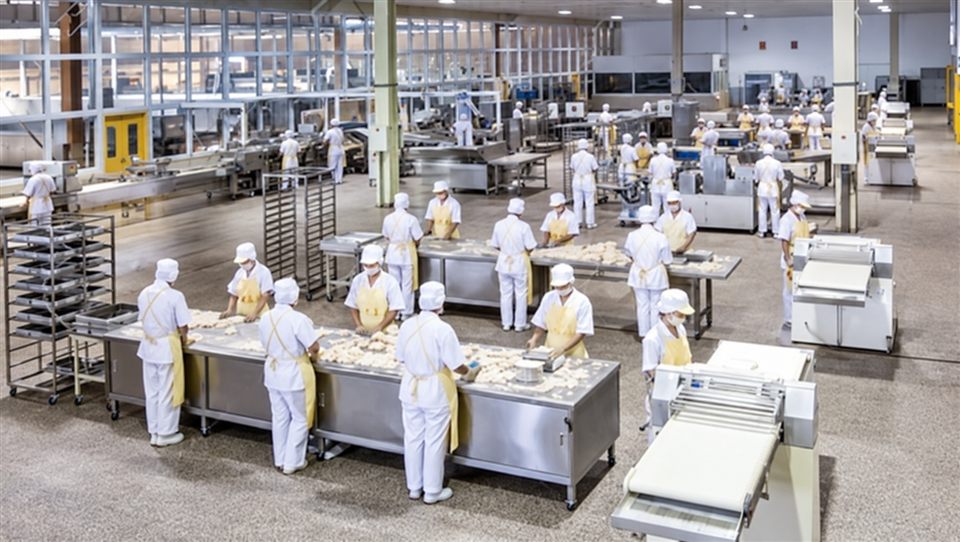 Área de elaboración de alimentos con equipos de acero inoxidable